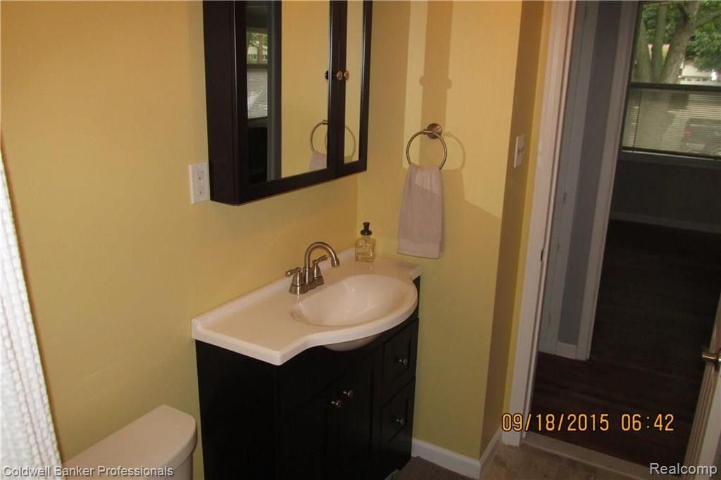 17241 Rougeway Street Livonia, MI 48152 - Photo 16 of 32