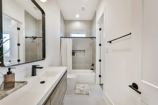 $2,750 | 4211 Nichols Street, Unit A, Houston, TX 77020