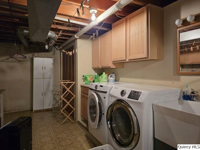 704 Orchard Lane Carthage, IL 62321 - Photo 25 of 36 a utility room with dryer and washer