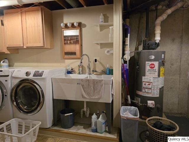 704 Orchard Lane Carthage, IL 62321 - Photo 26 of 36 a bathroom with a sink toilet and mirror