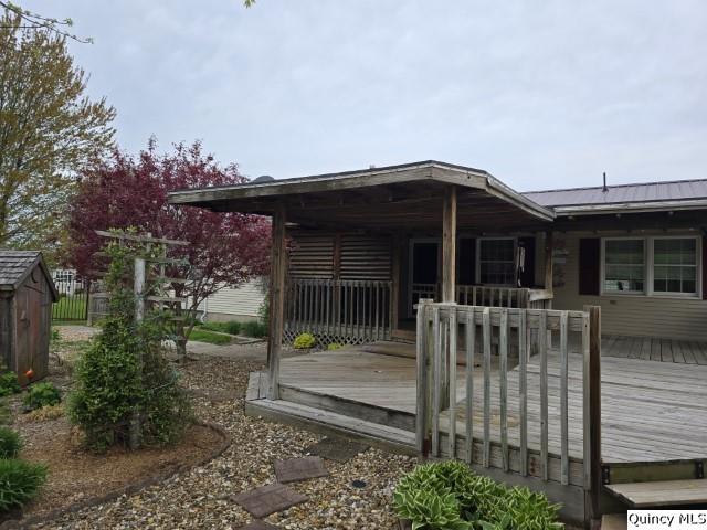 704 Orchard Lane Carthage, IL 62321 - Photo 35 of 36 a front view of a house with garden