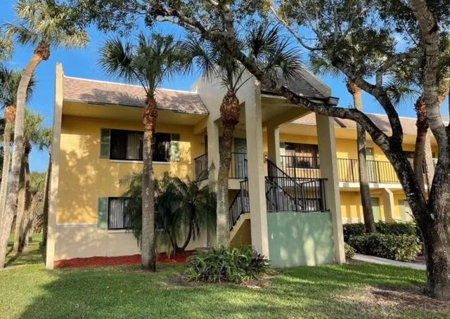 $205,000 | 901 Meadows Circle, Unit 901, Boynton Beach, FL 33436