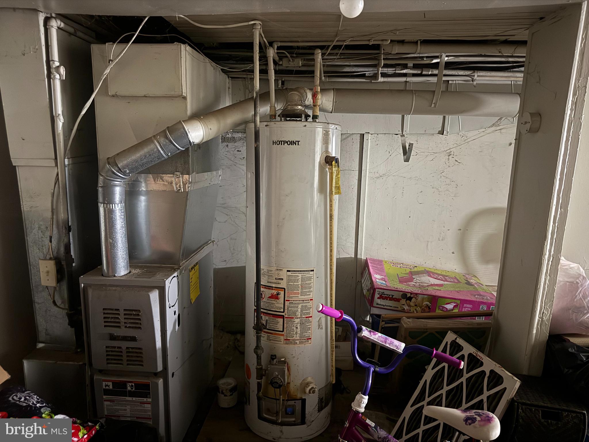 2631 East Madison Street Baltimore, MD 21205 - Photo 15 of 16 a storage room with washer and dryer