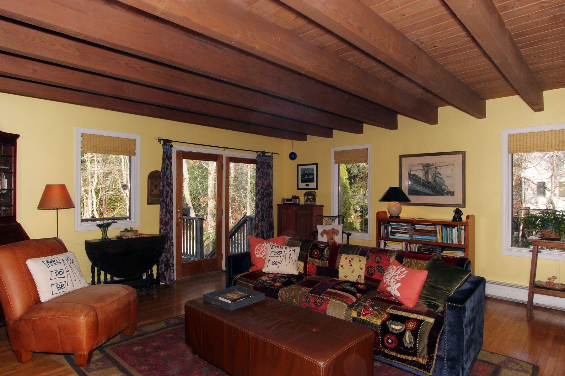 720 Quaker Road North Falmouth, MA 02556 - Photo 12 of 35 720quakerlivingrm3