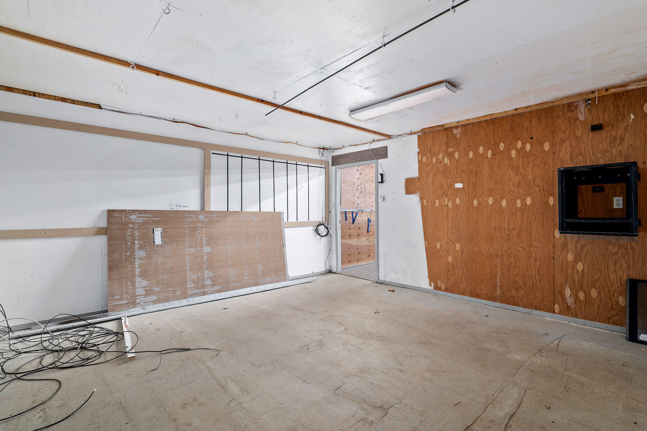 2781 Upper River Road Grants Pass, OR 97526 - Photo 45 of 53 a view of an empty room