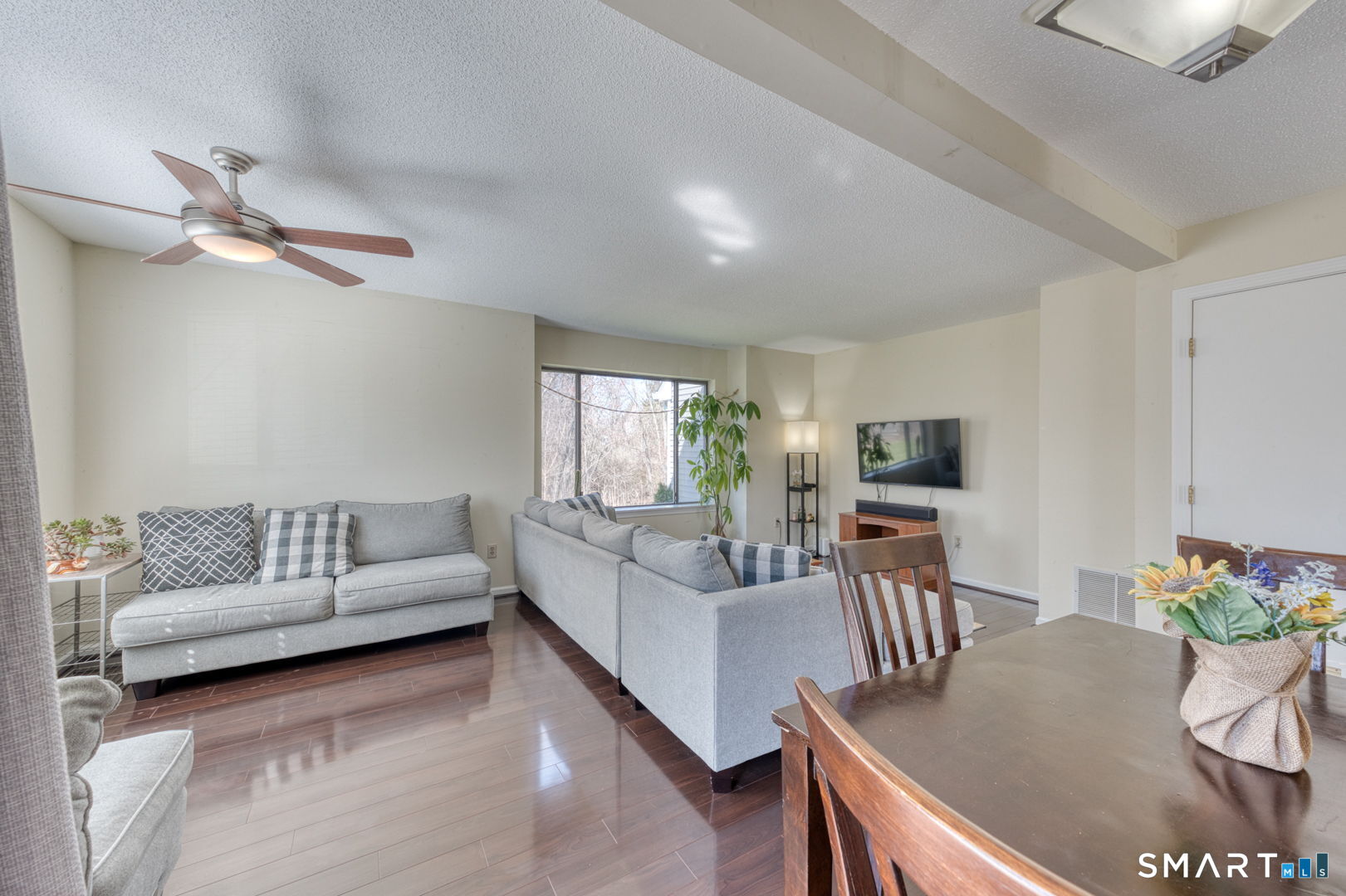 78 Silo Way, Unit 78 Bloomfield, CT 06002 - Photo 12 of 27 a living room with furniture kitchen view and a window