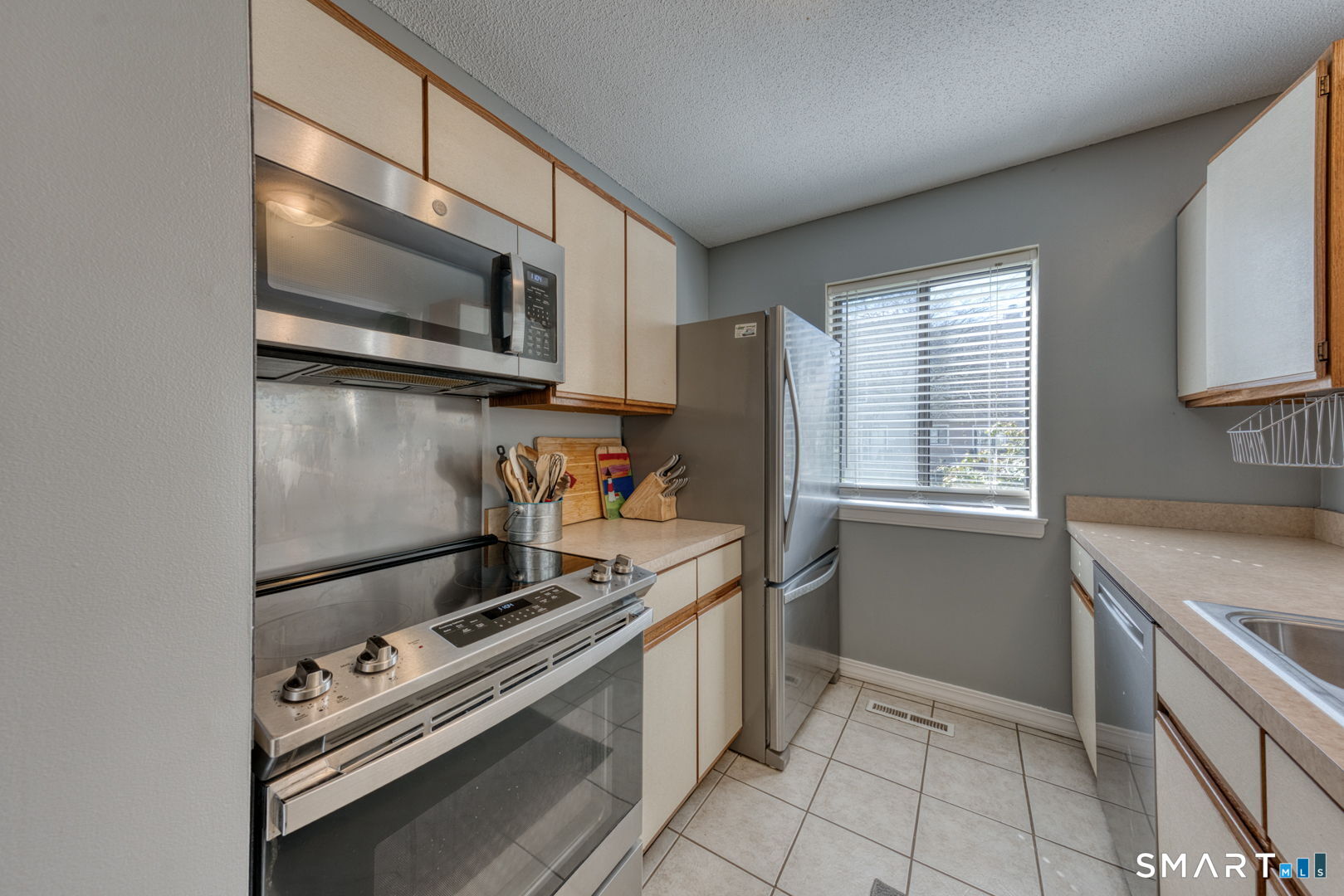 78 Silo Way, Unit 78 Bloomfield, CT 06002 - Photo 14 of 27 a kitchen with a stove and a microwave
