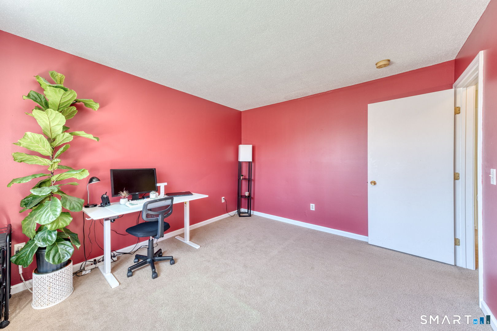 78 Silo Way, Unit 78 Bloomfield, CT 06002 - Photo 21 of 27 a workspace with furniture and a potted plant