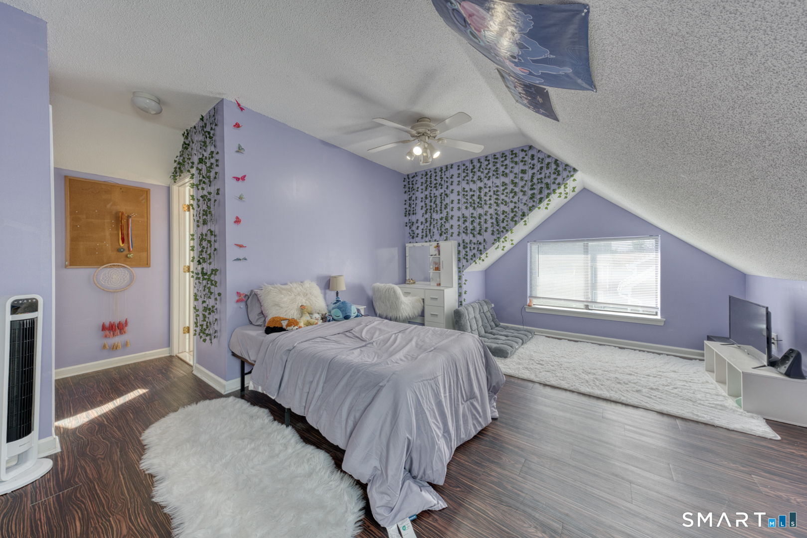 78 Silo Way, Unit 78 Bloomfield, CT 06002 - Photo 25 of 27 a spacious bedroom with a bed and a chandelier