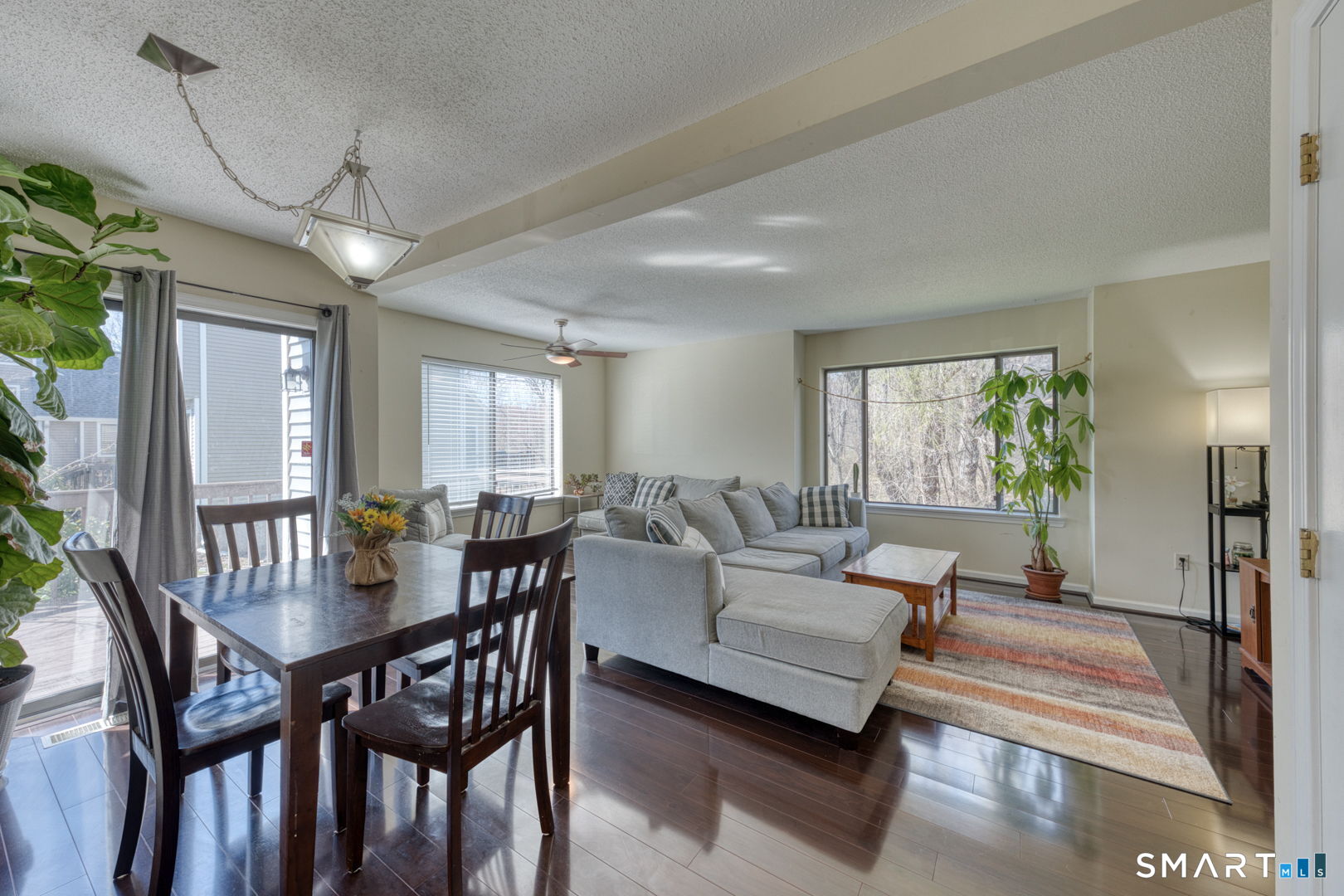 78 Silo Way, Unit 78 Bloomfield, CT 06002 - Photo 8 of 27 a living room with furniture wooden floor and a chandelier