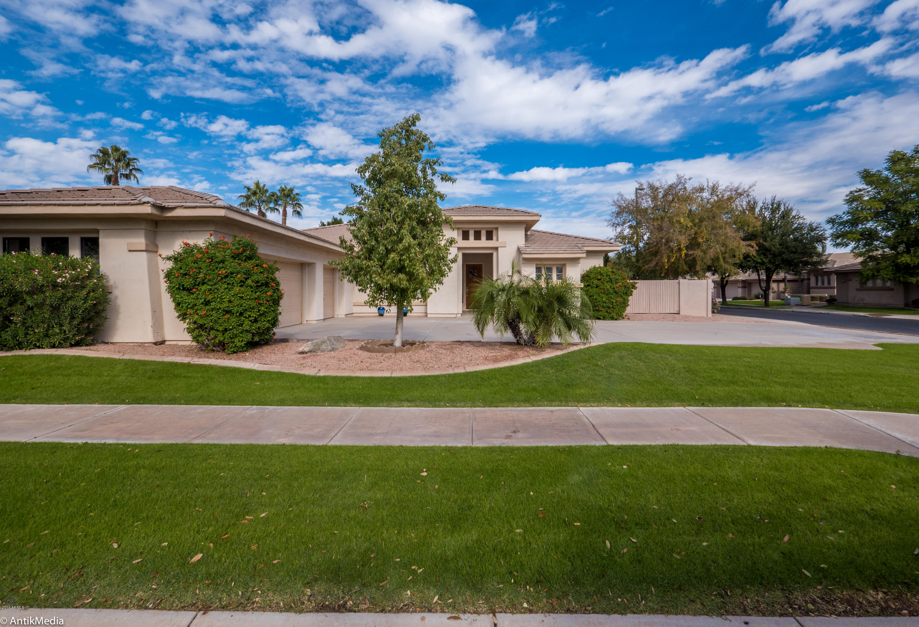 1916 West Blue Ridge Court Chandler, AZ 85248 - Photo 5 of 44 P1340792
