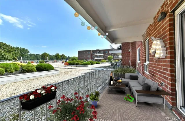 $4,000 | 320 East Shore Road, Unit 2A, Great Neck, NY 11023