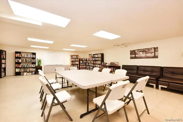 $4,000 | 320 East Shore Road, Unit 2A, Great Neck, NY 11023