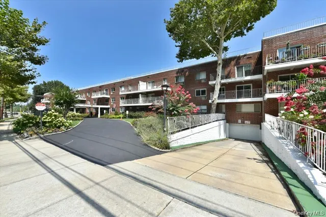 $4,000 | 320 East Shore Road, Unit 2A, Great Neck, NY 11023