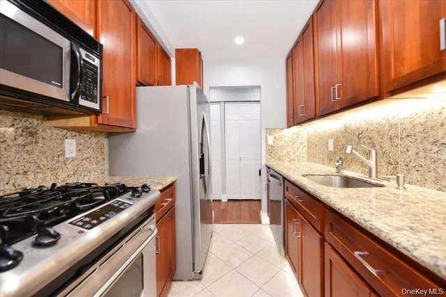 $4,000 | 320 East Shore Road, Unit 2A, Great Neck, NY 11023