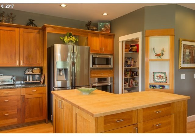 1090 Methodist Road Hood River, OR 97031 - Photo 5 of 32 Gallery Image 5