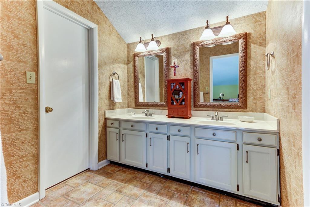 5723 Oak Tree Road Greensboro, NC 27455 - Photo 14 of 30 Master Bath