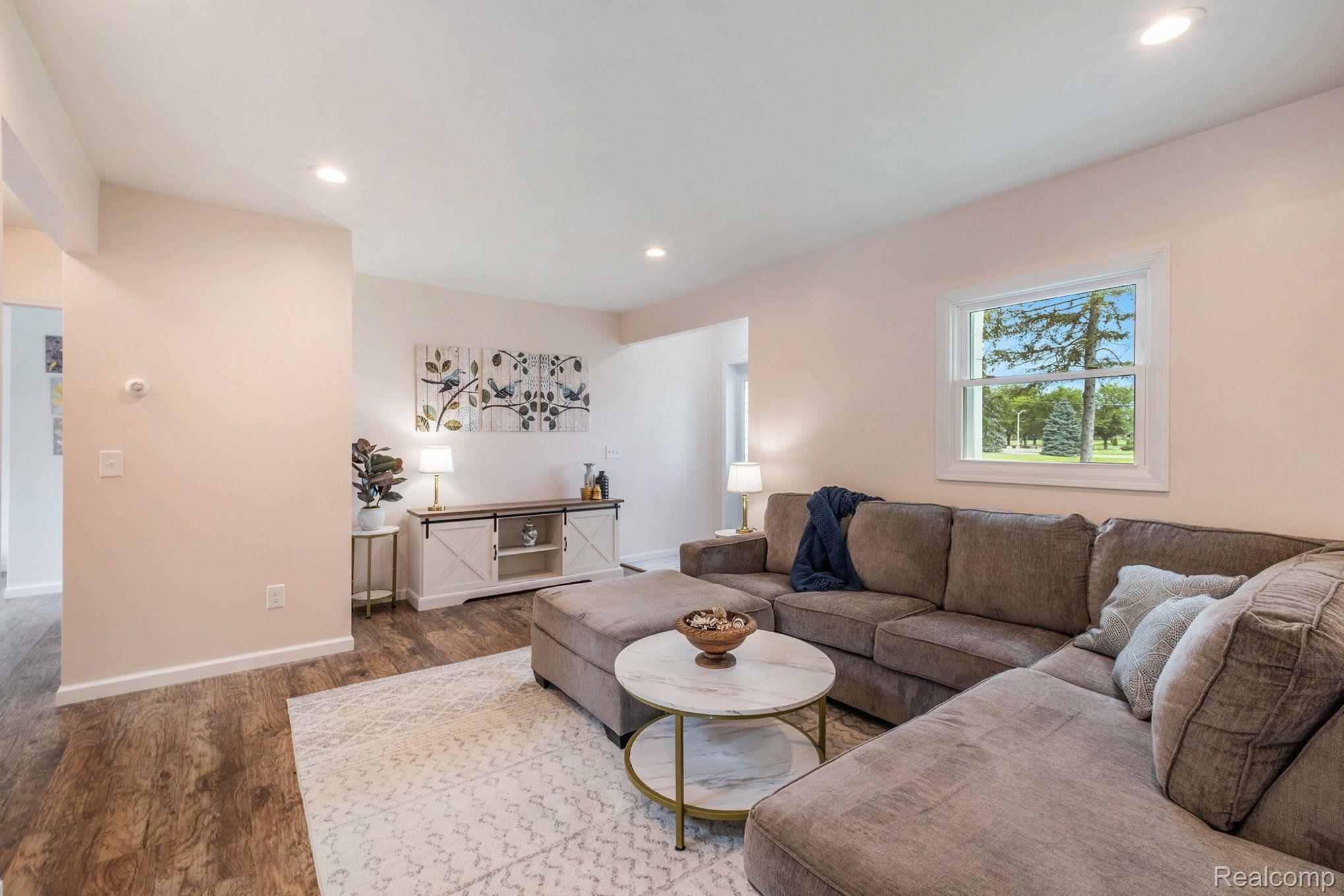 6056 Davison Road Burton, MI 48509 - Photo 10 of 35 Gallery Image 10