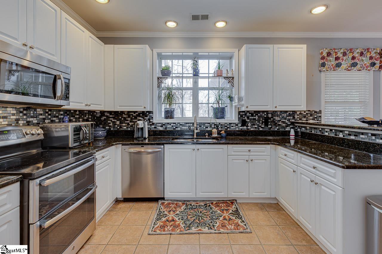25 Shadowrock Court Simpsonville, SC 29681 - Photo 8 of 36