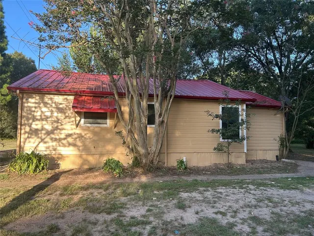 a view of back yard of the house