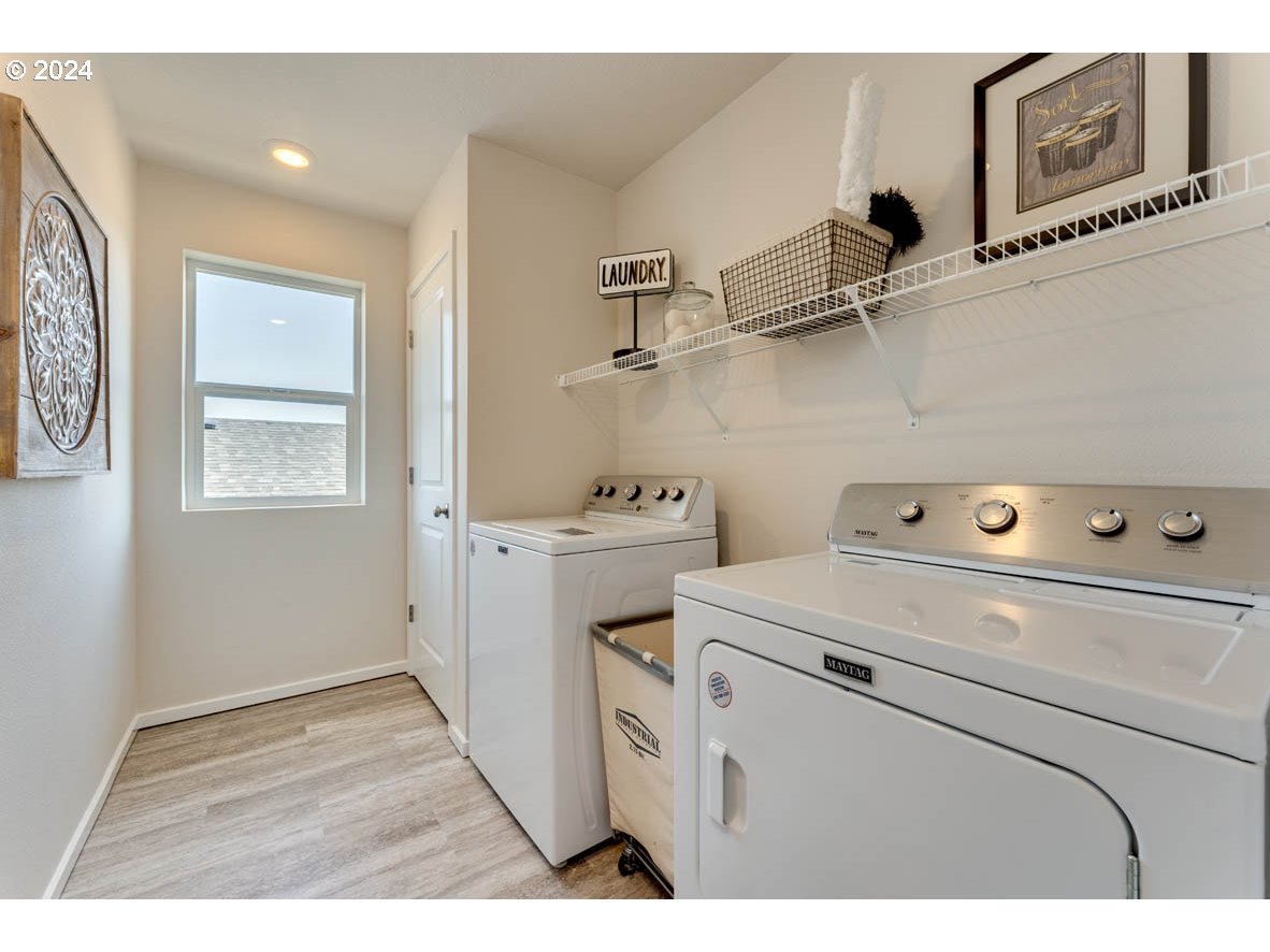 2993 V Street Springfield, OR 97477 - Photo 19 of 24 a utility room with dryer and washer