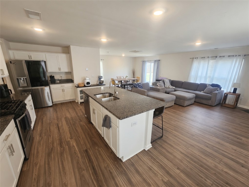 902 Ashwood Lane Easley, SC 29640 - Photo 38 of 39 An open floorplan seamlessly connects the well-appointed kitchen to a comfortable living area.
