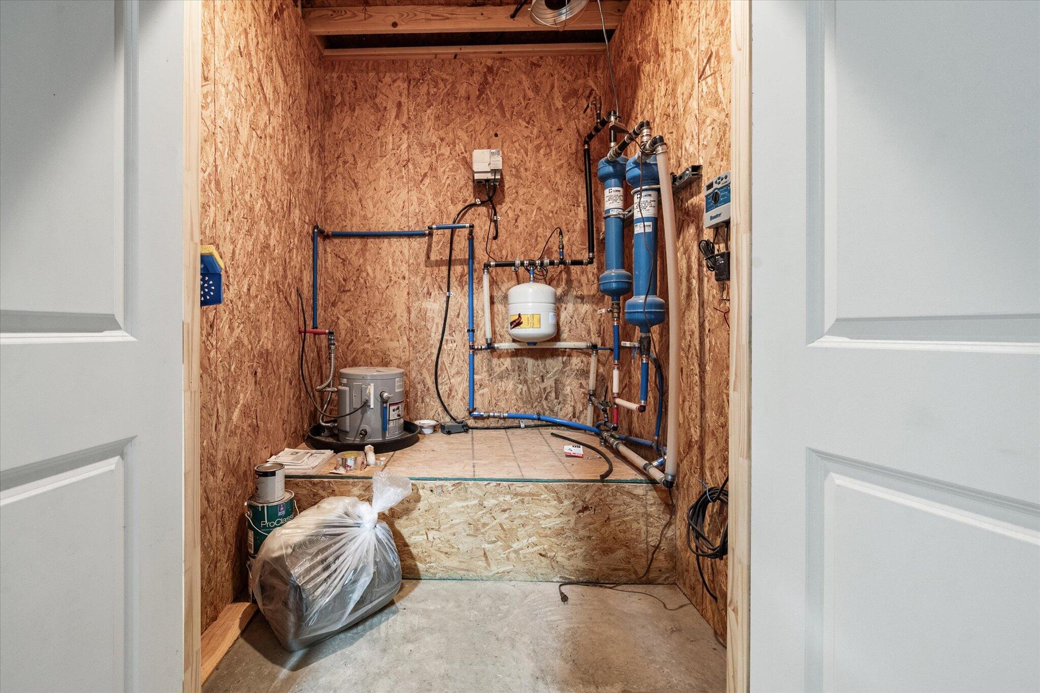 767 North Sandhill Road Tahoka, TX 79373 - Photo 14 of 27 a view of walk in closet