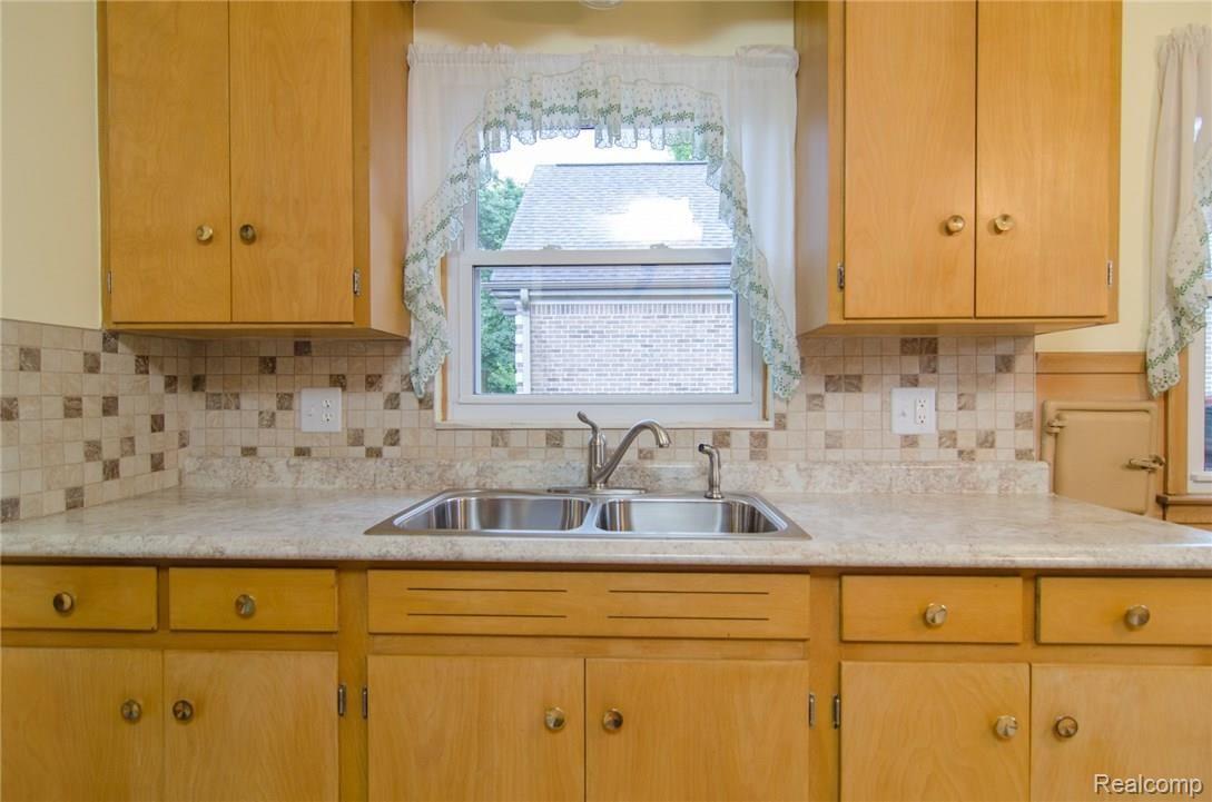 10893 Stark Road Livonia, MI 48150 - Photo 8 of 38 GRU_1184.jpg