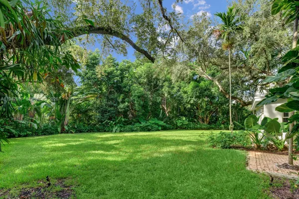 a view of a backyard