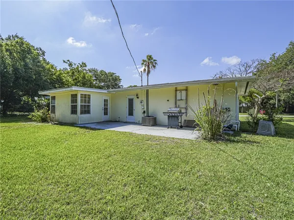 $2,400 | 2616 15th Street, Vero Beach, FL 32960
