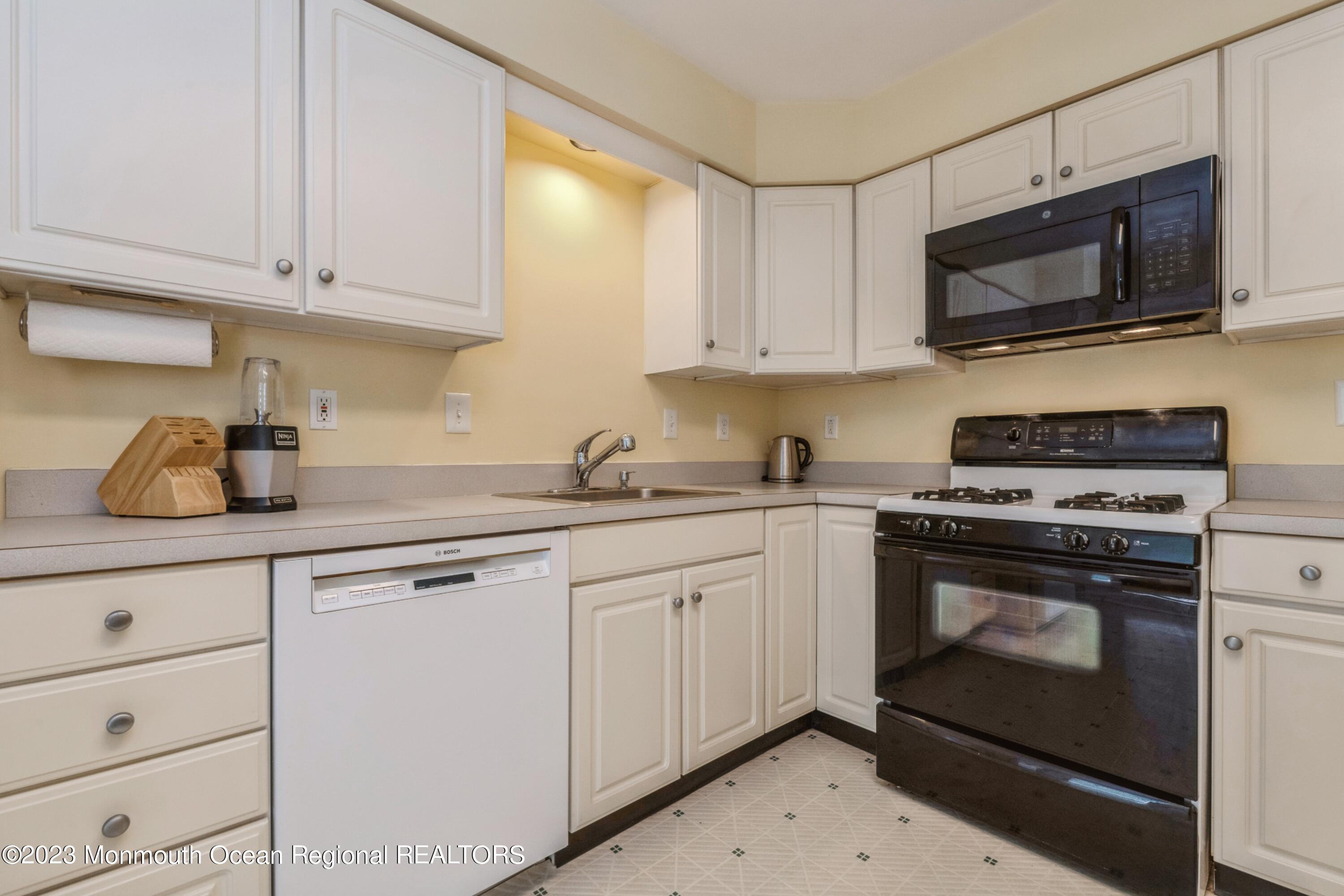 28 Painted Wagon Road Holmdel, NJ 07733 - Photo 12 of 30 14_28PaintedWagonRd_2015_HiRes