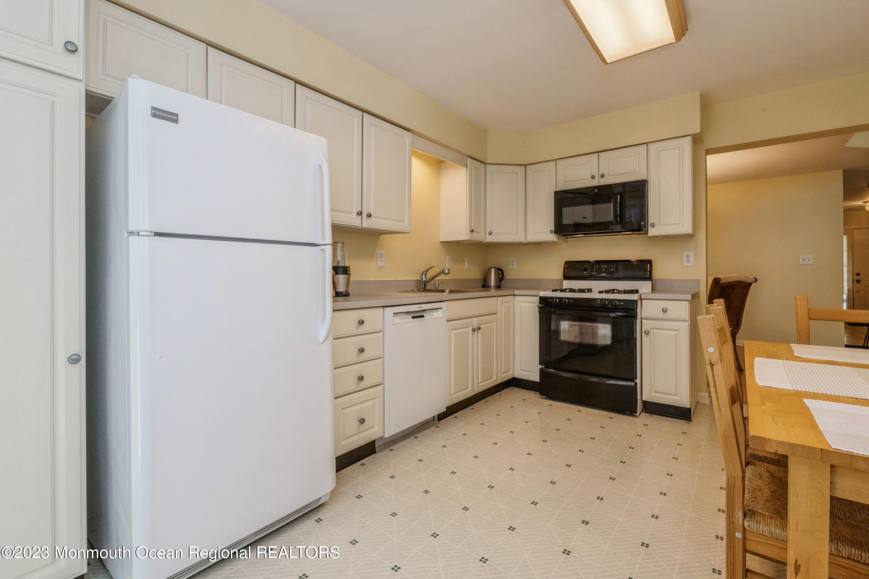 28 Painted Wagon Road Holmdel, NJ 07733 - Photo 13 of 30 15_28PaintedWagonRd_2017_HiRes