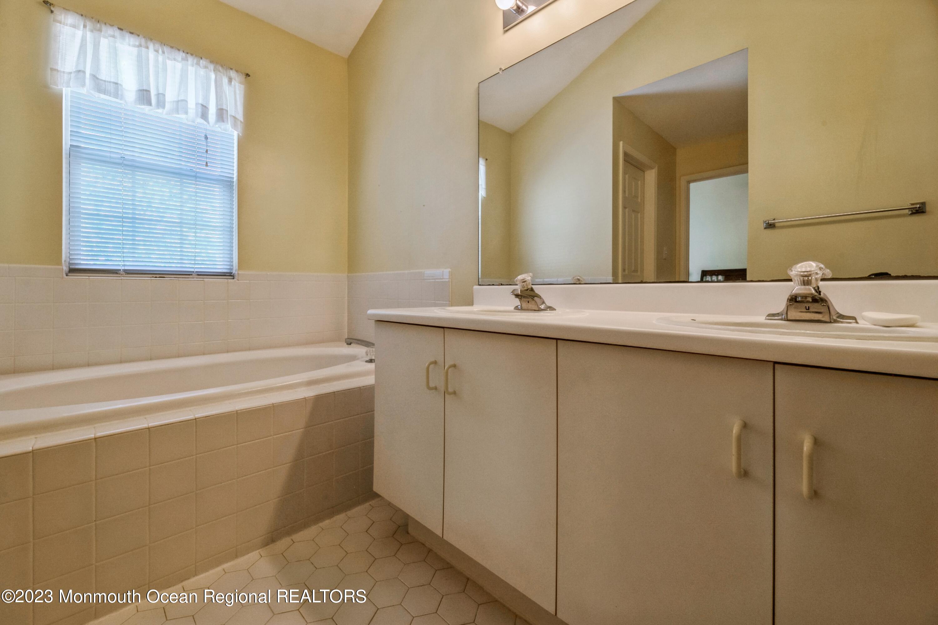 28 Painted Wagon Road Holmdel, NJ 07733 - Photo 21 of 30 Double Vanity