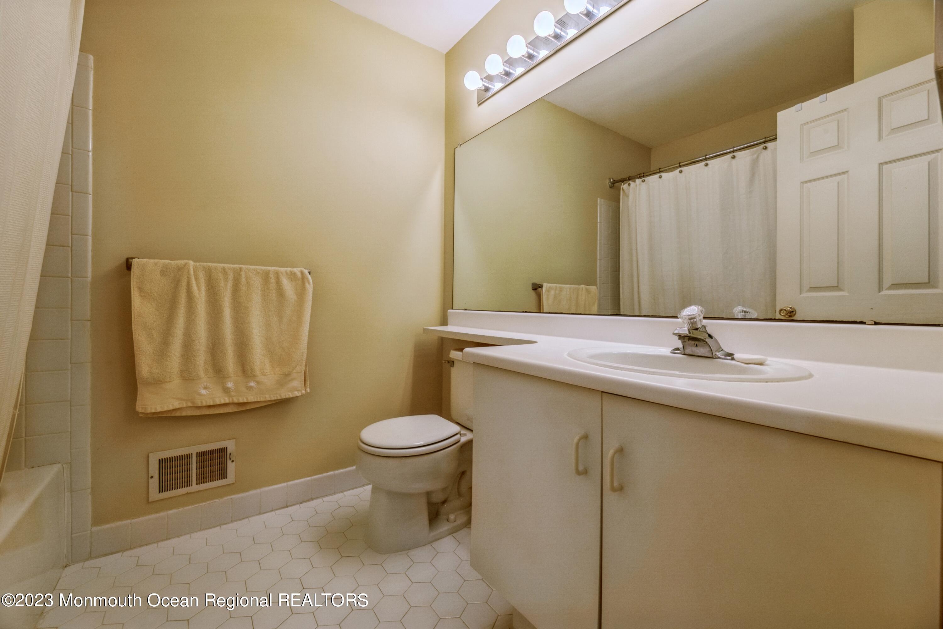 28 Painted Wagon Road Holmdel, NJ 07733 - Photo 25 of 30 2nd Fl Main BA