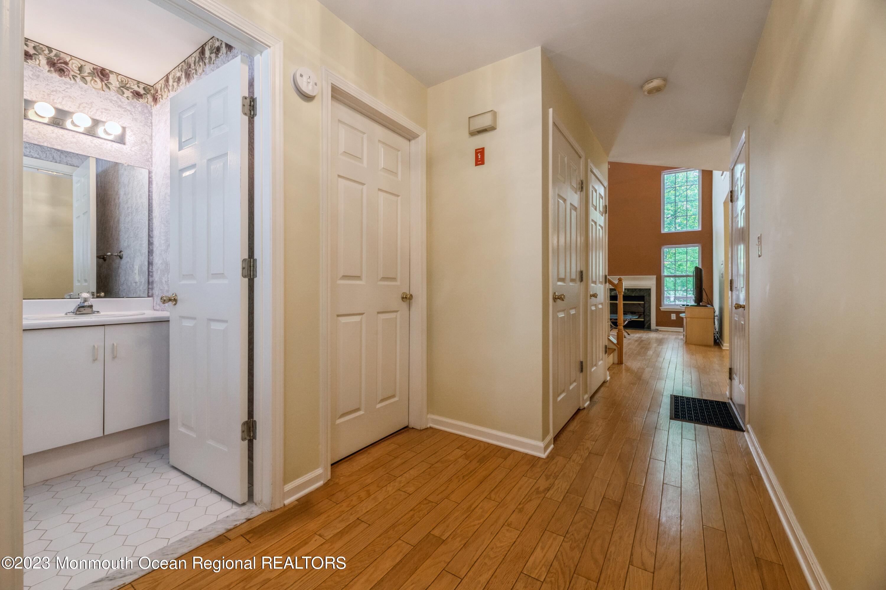 28 Painted Wagon Road Holmdel, NJ 07733 - Photo 4 of 30 Enrty