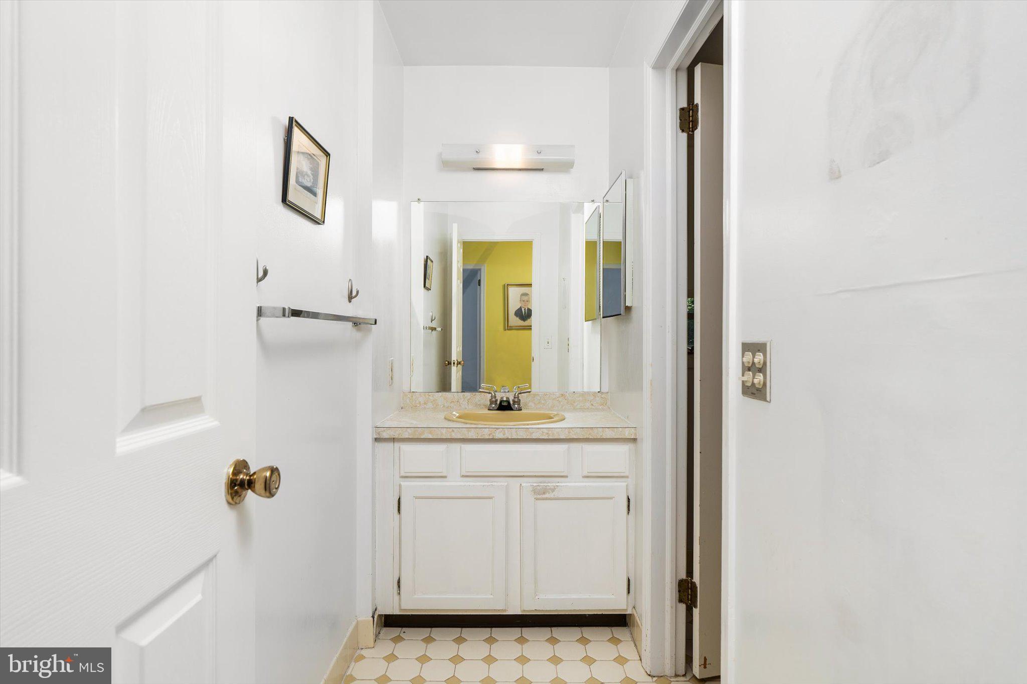 5 Nelson Ridge Road Princeton, NJ 08540 - Photo 18 of 35 Second floor hallway bathroom