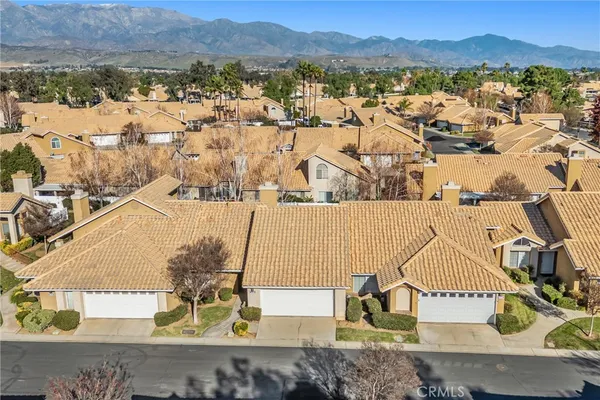 an aerial view of residential building and lake