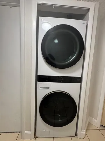 a close up view of a washer and dryer