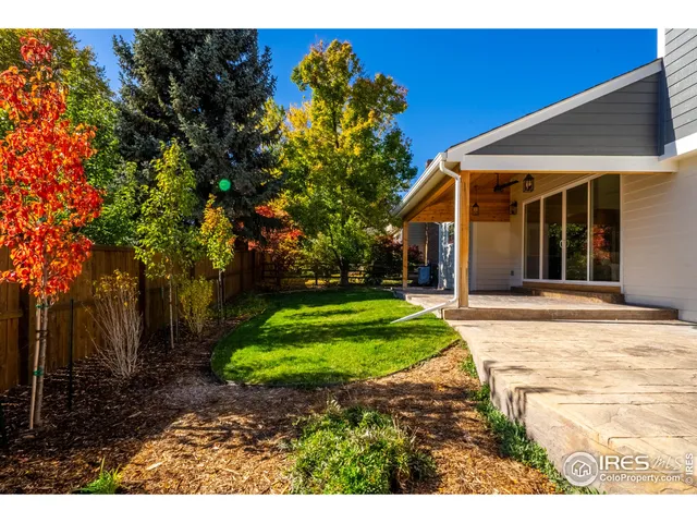 a view of a yard in front of house