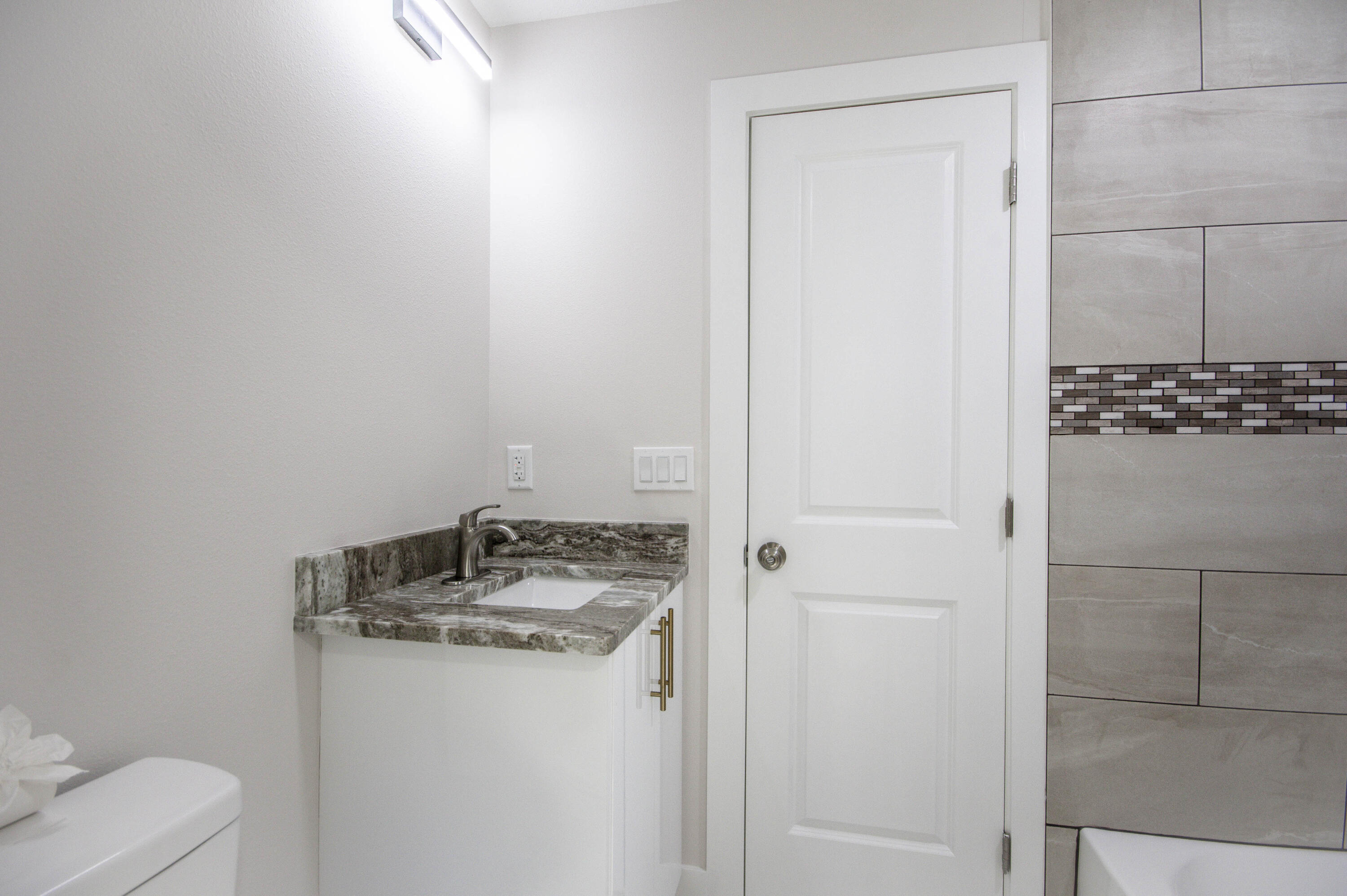 311 Southwest 67th Drive Okeechobee, FL 34974 - Photo 19 of 30 a bathroom with a granite countertop sink and a mirror