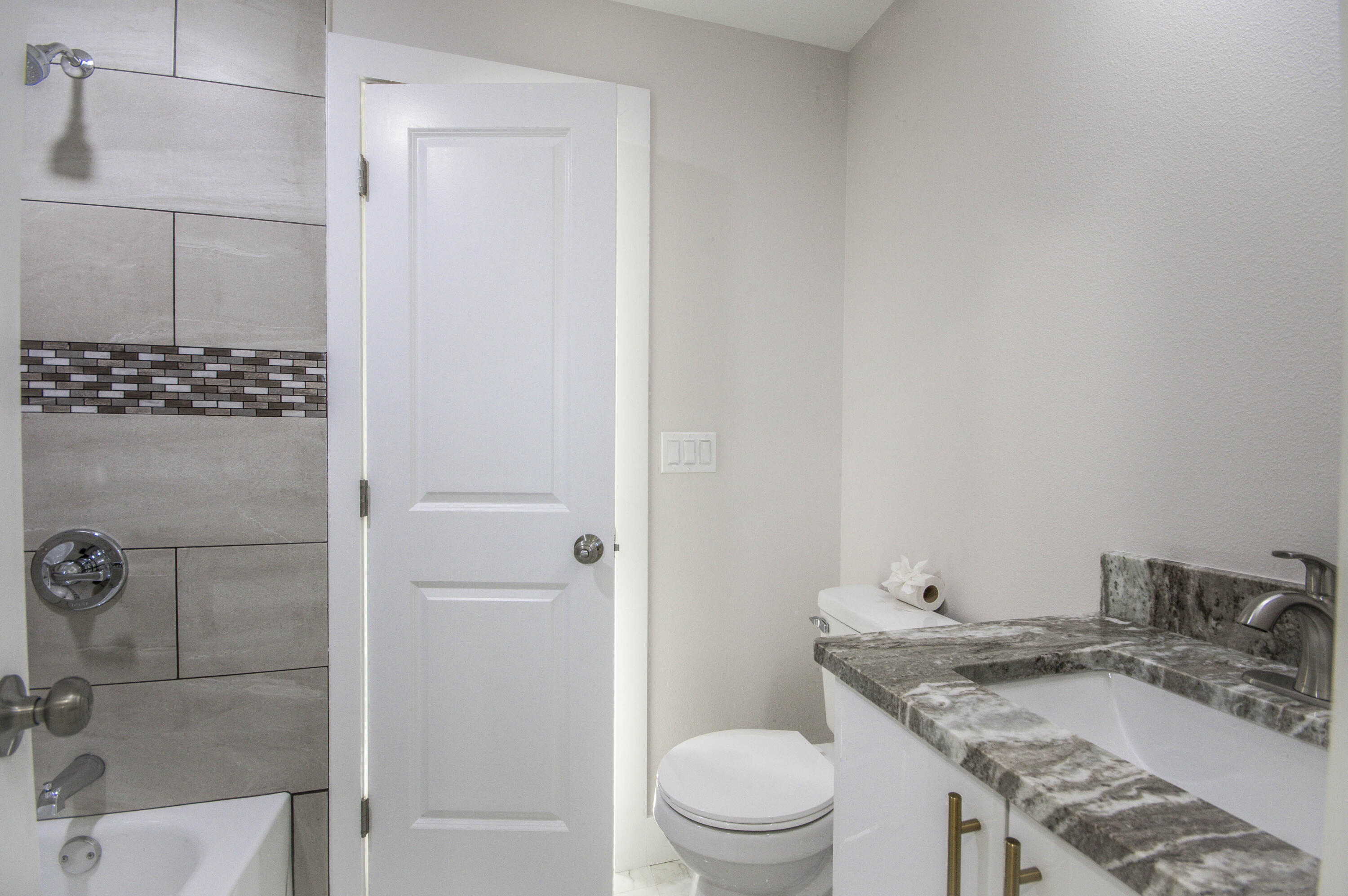 311 Southwest 67th Drive Okeechobee, FL 34974 - Photo 20 of 30 a bathroom with a granite countertop sink toilet and shower