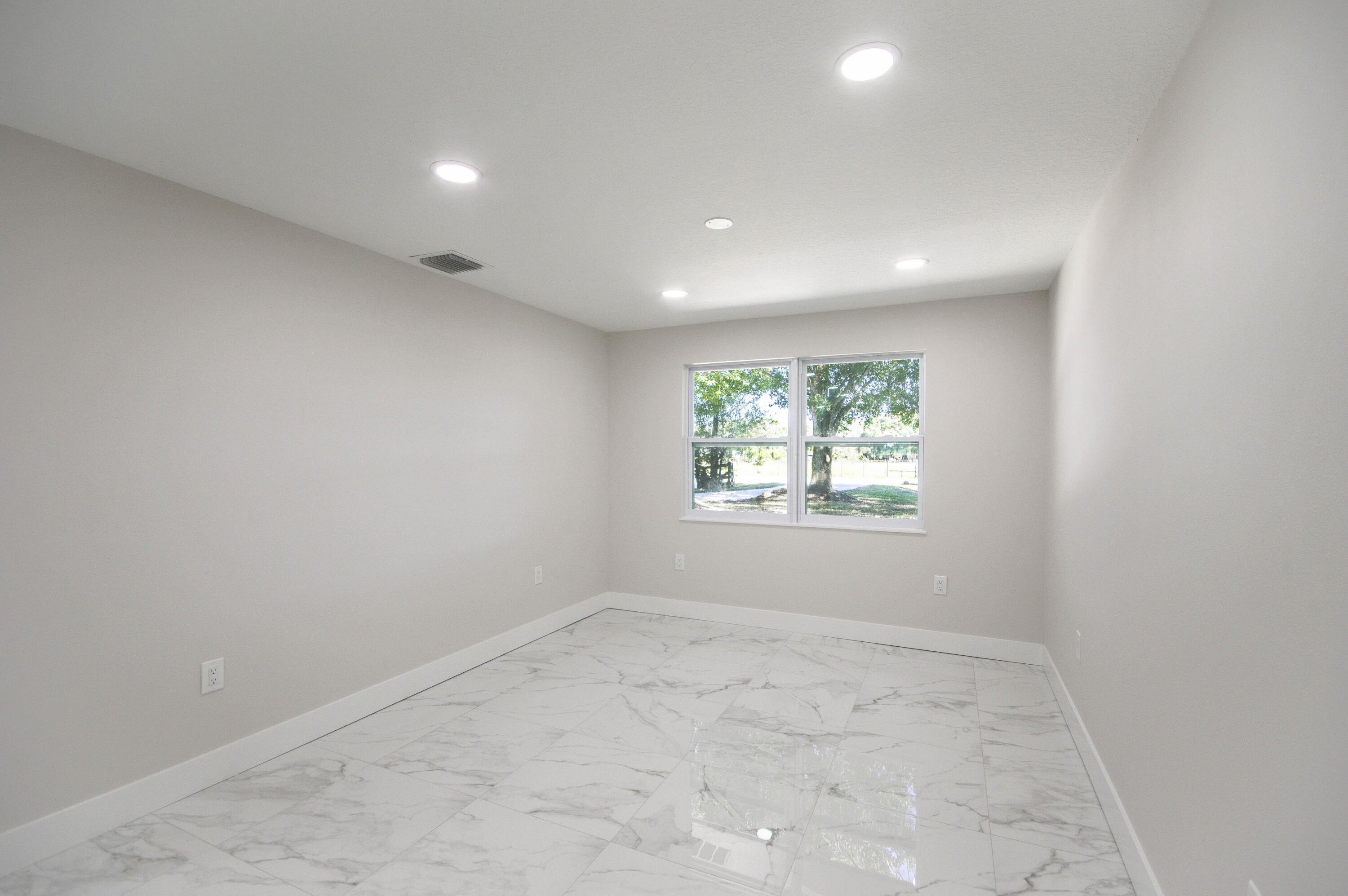 311 Southwest 67th Drive Okeechobee, FL 34974 - Photo 8 of 30 an empty room with a window