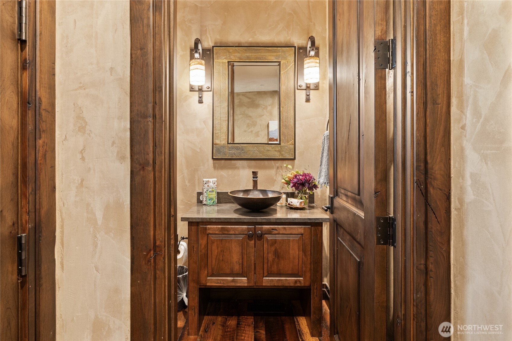 530 Spragger Way Cle Elum, WA 98922 - Photo 20 of 40 a bathroom with a sink and a mirror