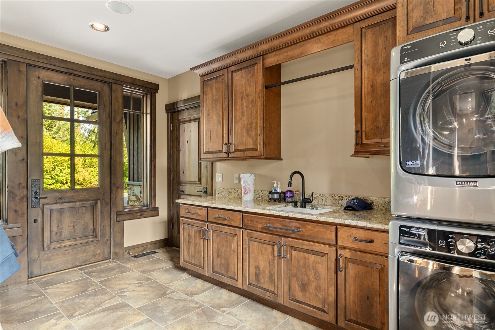 530 Spragger Way Cle Elum, WA 98922 - Photo 22 of 40 a kitchen with stainless steel appliances granite countertop a stove a sink and a refrigerator