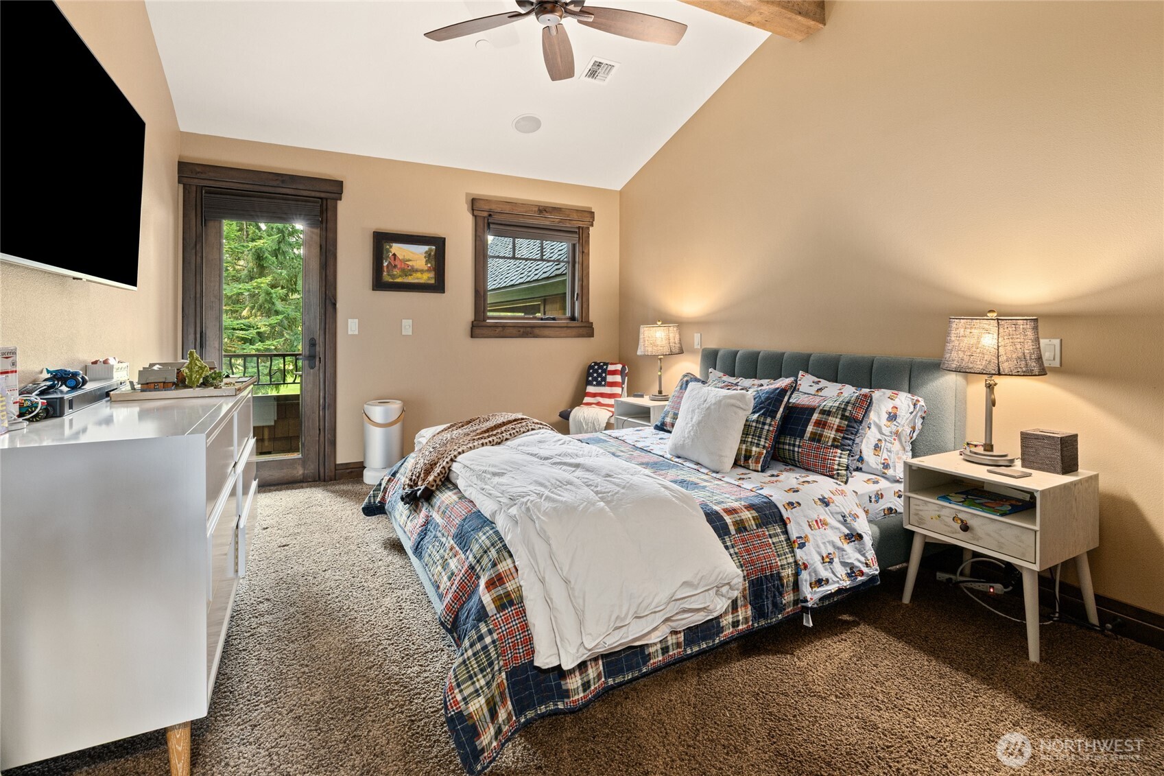 530 Spragger Way Cle Elum, WA 98922 - Photo 26 of 40 a bedroom with a bed a flat screen tv and a chandelier