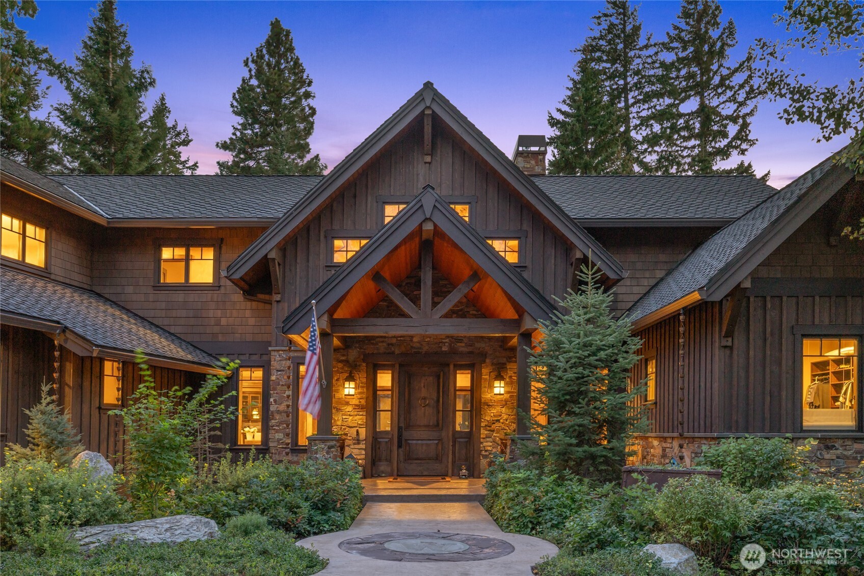 530 Spragger Way Cle Elum, WA 98922 - Photo 3 of 40 a front view of a house with garden