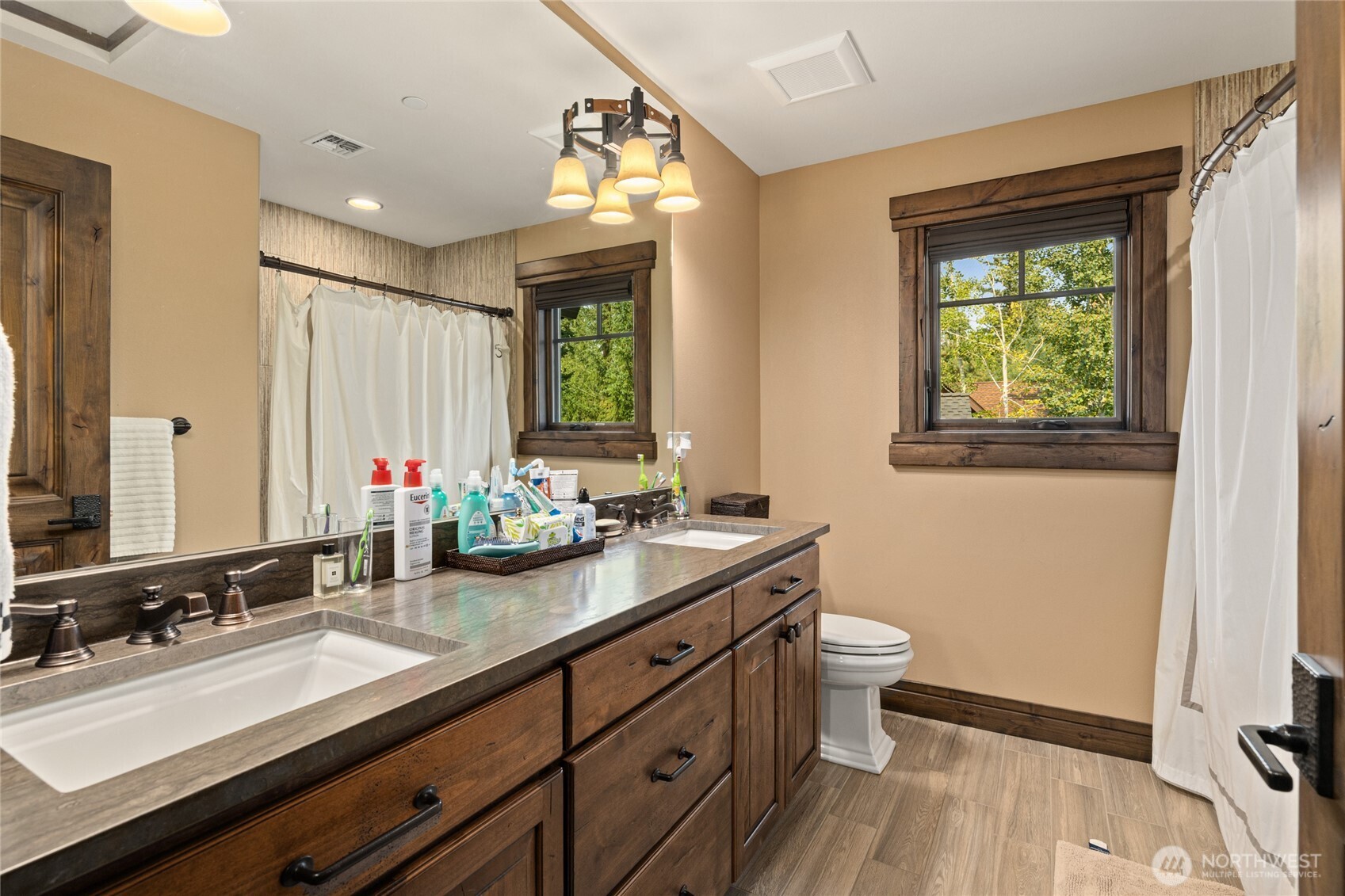 530 Spragger Way Cle Elum, WA 98922 - Photo 35 of 40 a bathroom with a double vanity sink toilet and a mirror