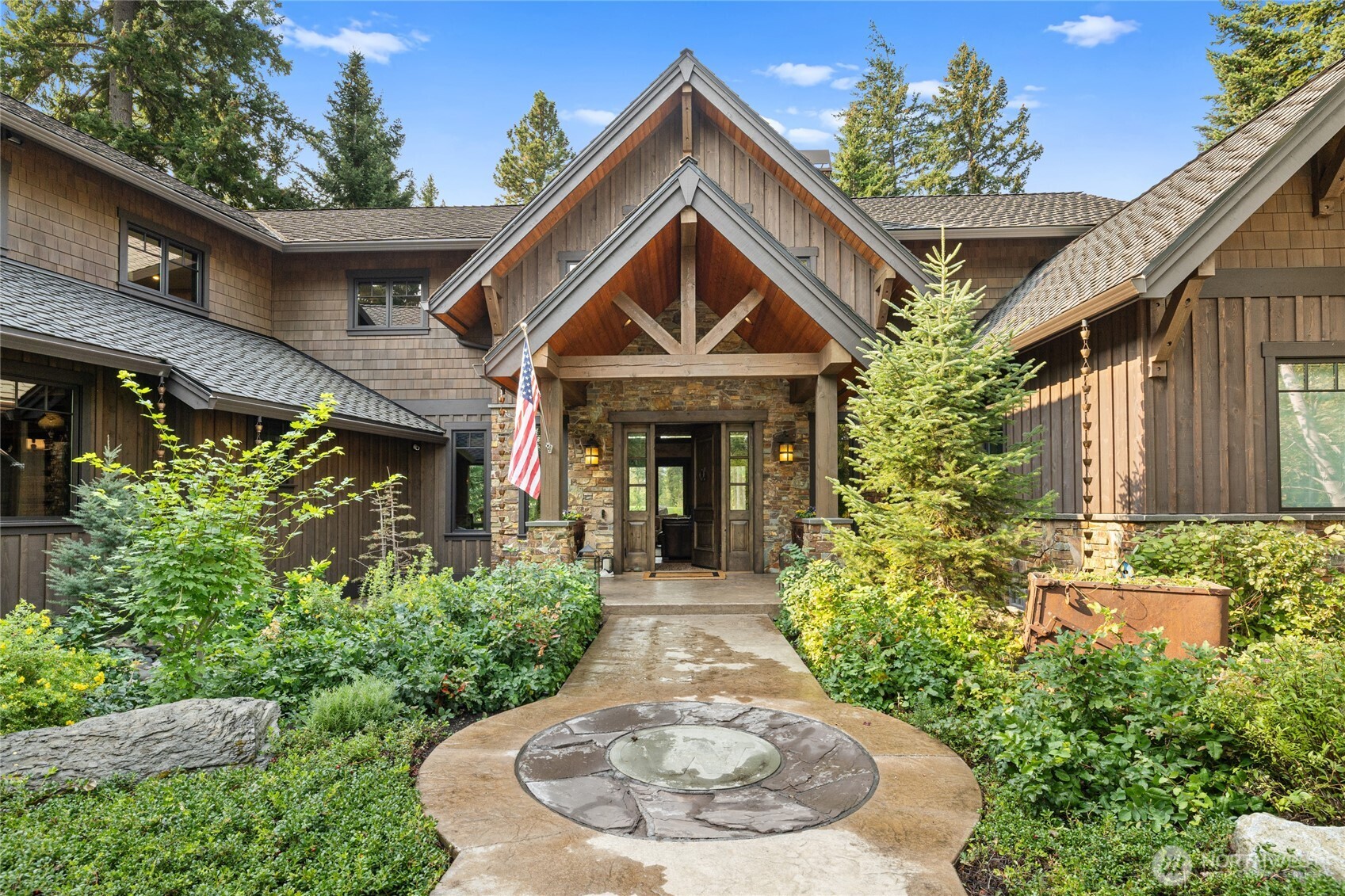 530 Spragger Way Cle Elum, WA 98922 - Photo 4 of 40 a front view of a house with garden