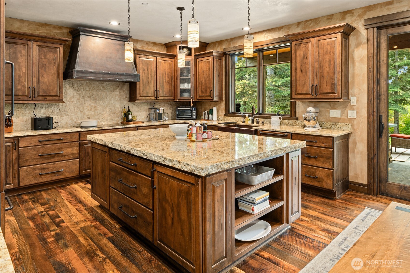 530 Spragger Way Cle Elum, WA 98922 - Photo 8 of 40 a kitchen with a stove a sink and a refrigerator