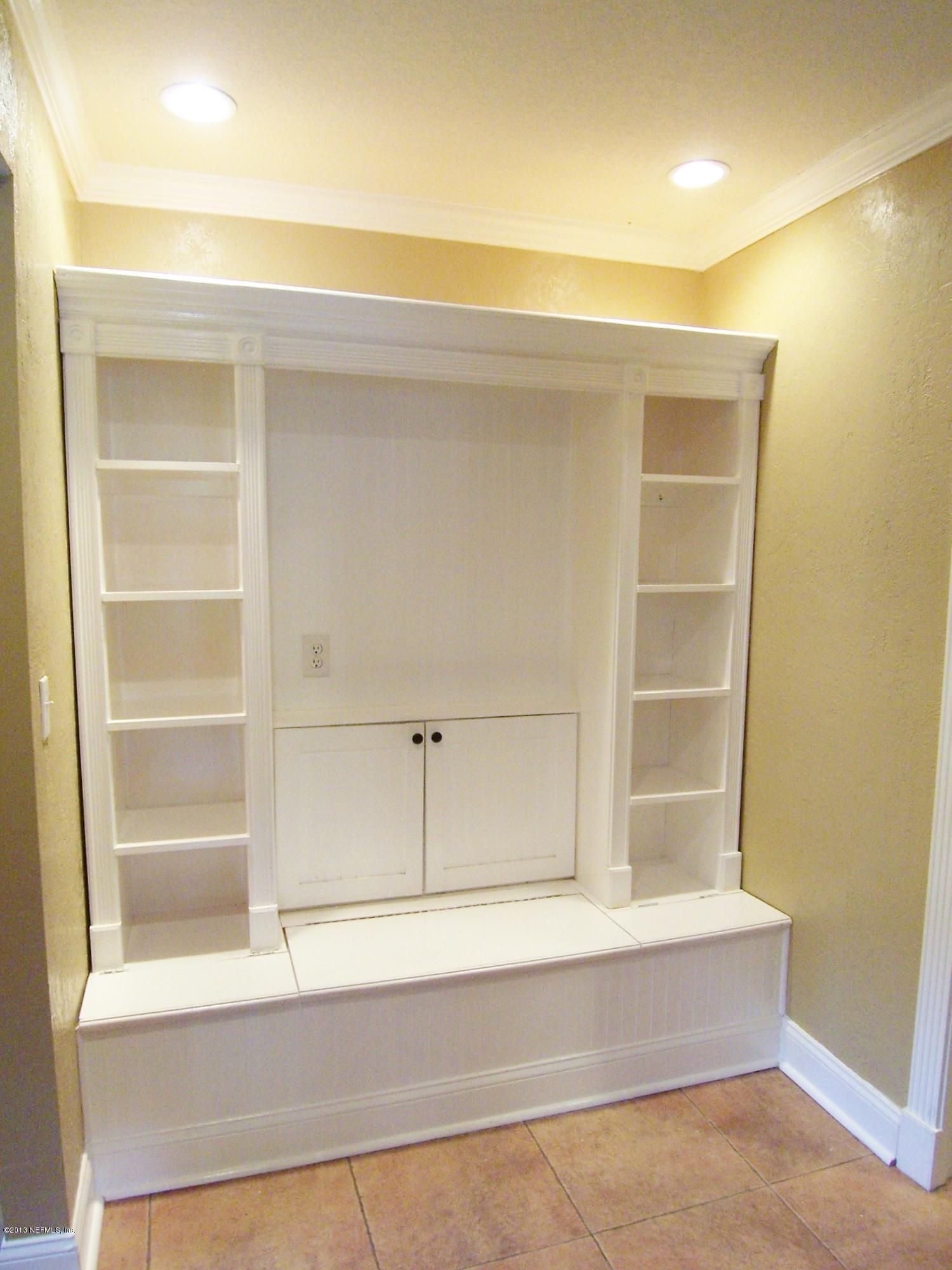 8184 Shady Grove Road Jacksonville, FL 32256 - Photo 25 of 47 Mudroom Storage